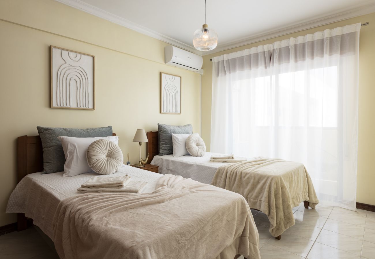 Apartamento em Quarteira - Oceanides - Sea front with pool by HD