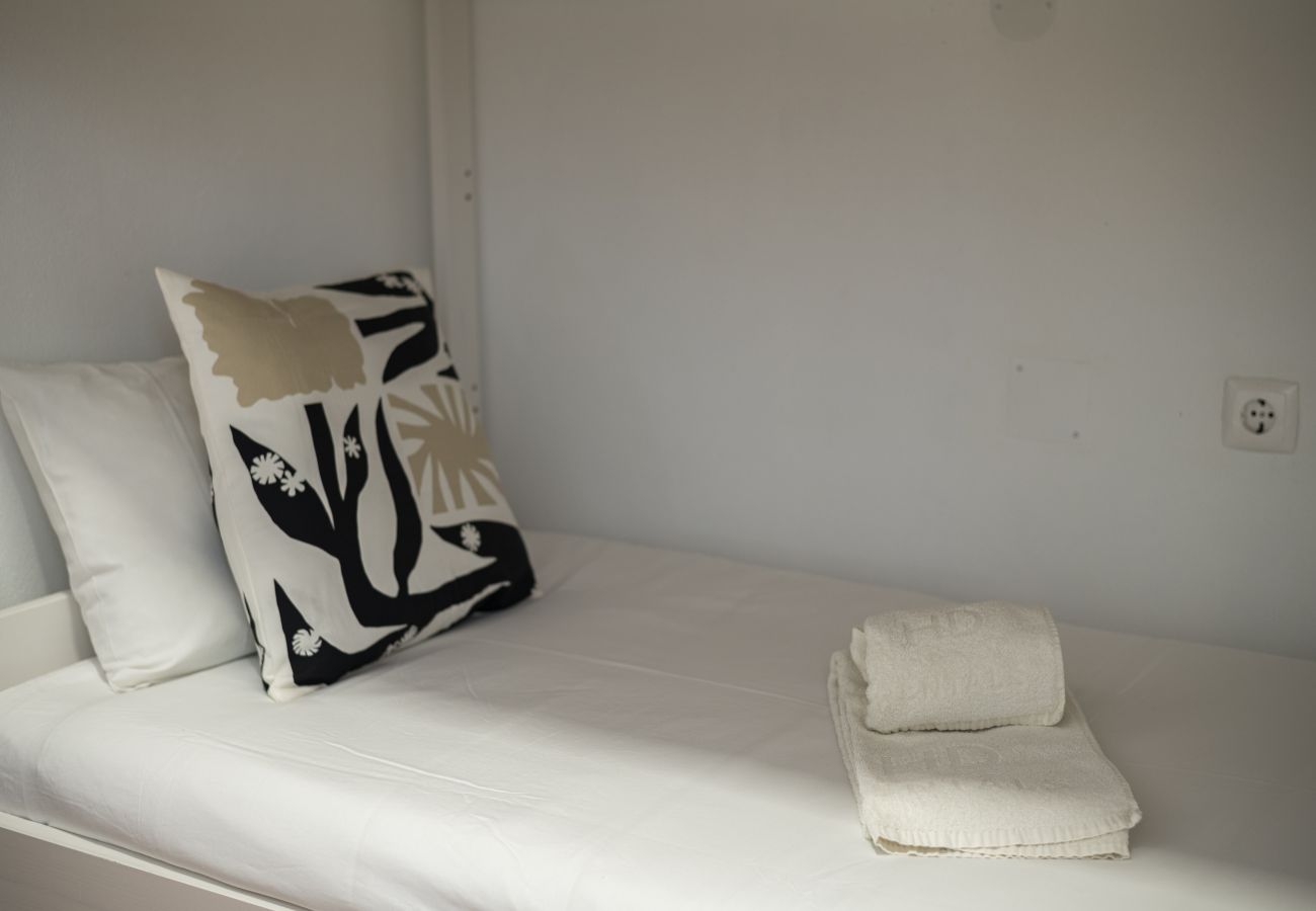 House in Faro - Trevo Laranja - Traditional House by HD