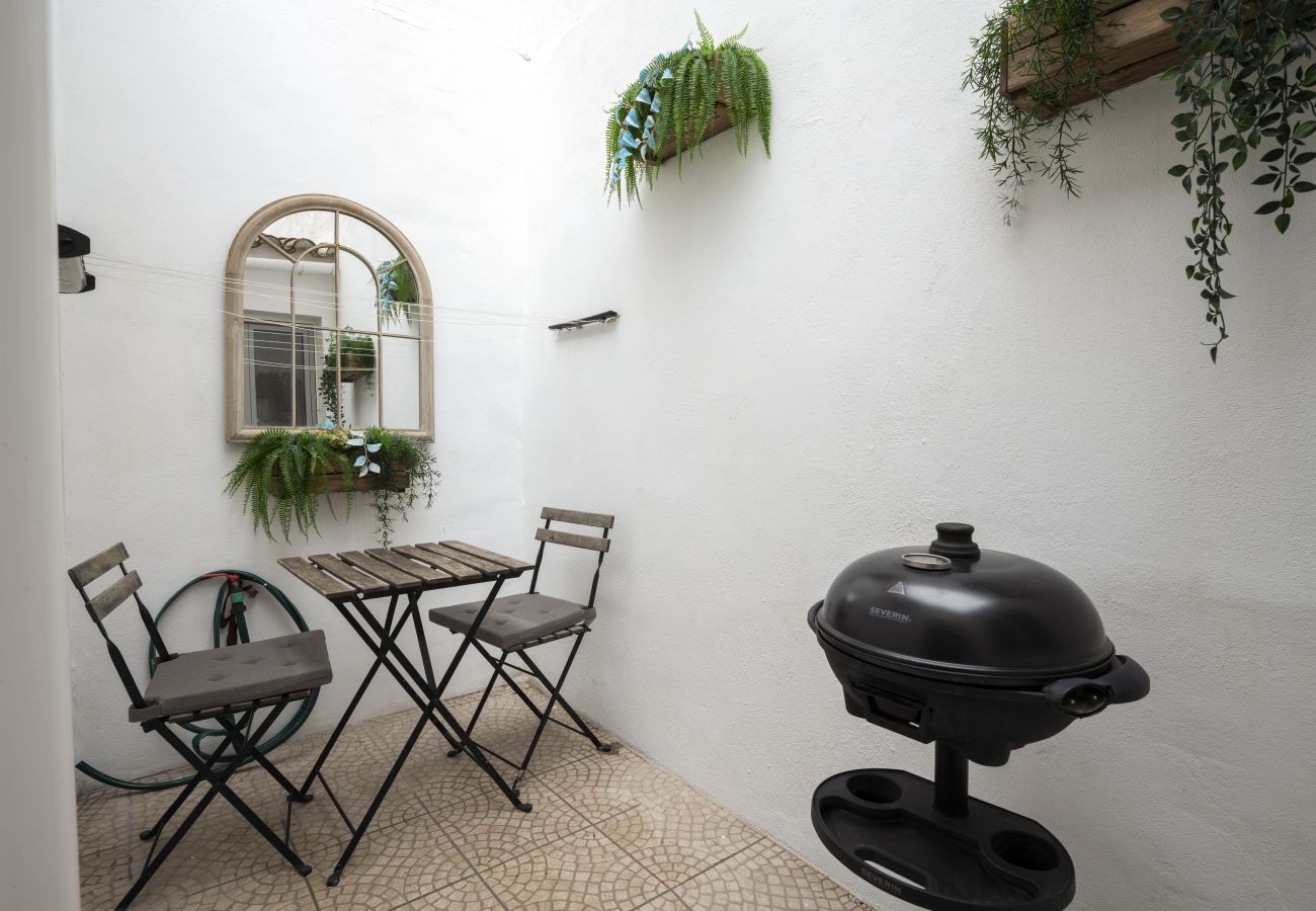 House in Faro - Trevo Laranja - Traditional House by HD